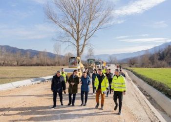 Balluku dhe Kumbaro inspektojnë punimet në aksin Berat-Ballaban: Nxit zhvillimin e bujqësisë dhe turizmit