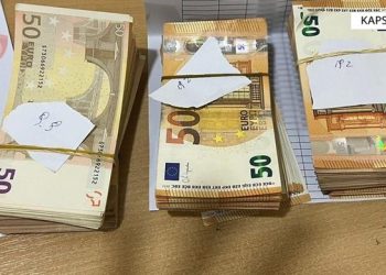 Sekuestrohen 29 mijë euro të padeklaruara në kufi me Greqinë, e pëson shoferi dhe dy pasagjerët