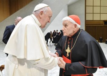 Papa Francesku nderon kardinalin shqiptar Ernest Simoni: Është një martir i gjallë