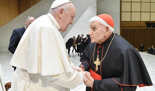 Papa Francesku nderon kardinalin shqiptar Ernest Simoni: Është një martir i gjallë