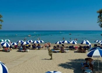 Greqia me dorë të hekurt: 50% e sipërfaqes së çdo plazhi do të jetë pa shezlongë privatë