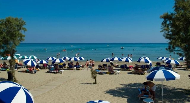 Greqia me dorë të hekurt: 50% e sipërfaqes së çdo plazhi do të jetë pa shezlongë privatë