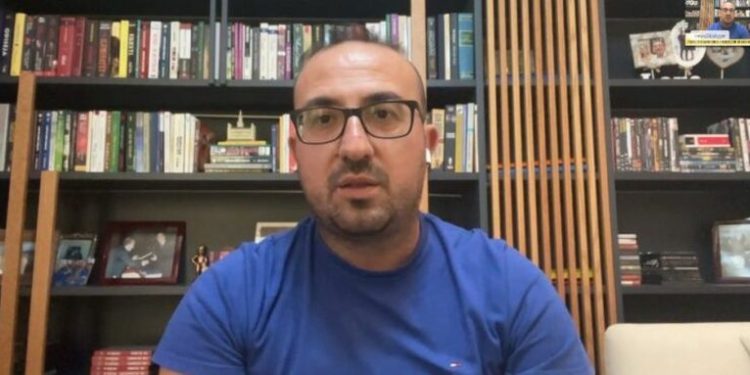 Deputeti i PD porosit protestuesit e opozitës: Merrni bukë me vete, byrekë dhe dhallë!