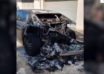 Gruaja kthehet nga Italia, i djeg makinën ish të dashurit