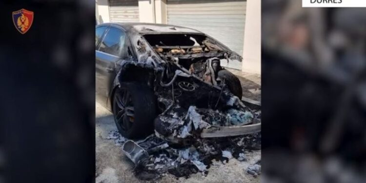 Gruaja kthehet nga Italia, i djeg makinën ish të dashurit