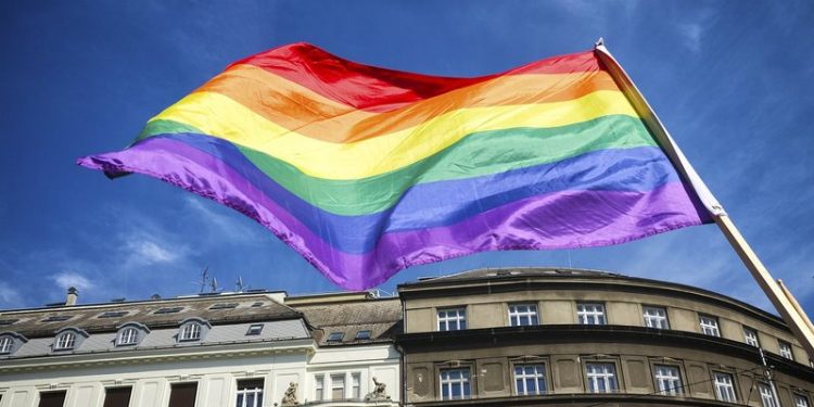 Greqia miraton mes debatesh ligjin për martesat homoseksuale dhe birësimin e fëmijëve nga çiftet gay