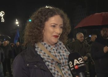 Argita Berisha: Shqiptarët duhet të qëndrojnë në shesh, jo vetëm të dalin disa orë!