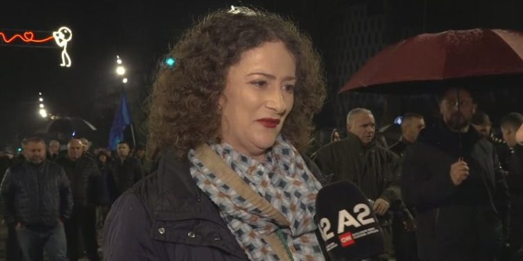 Argita Berisha: Shqiptarët duhet të qëndrojnë në shesh, jo vetëm të dalin disa orë!