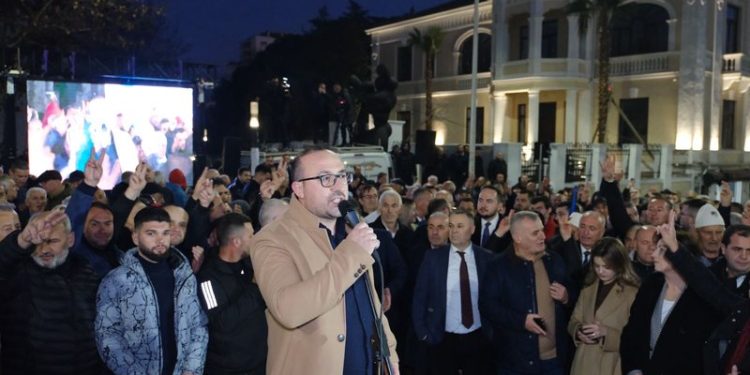 Deputeti i Berishës: Surrat haletë. Plehra e hajdutë! O sot o kurrë