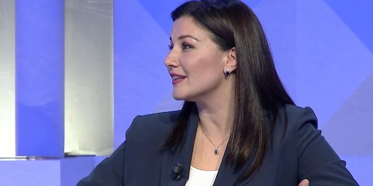 Zëdhënësja e Berishës: Në protestë ishin 120 mijë vetë, Basha të dorëzojë vulën e PD