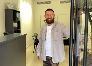 La Bjellorusinë për të jetuar në Shqipëri dhe ku ka hapur biznesin e tij, njihuni me Aleksandrin