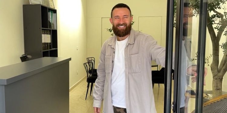 La Bjellorusinë për të jetuar në Shqipëri dhe ku ka hapur biznesin e tij, njihuni me Aleksandrin