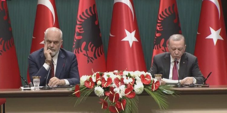 Erdogan i përsërit kërkesën Ramës: Largoni njerëzit e Gulen nga Shqipëria