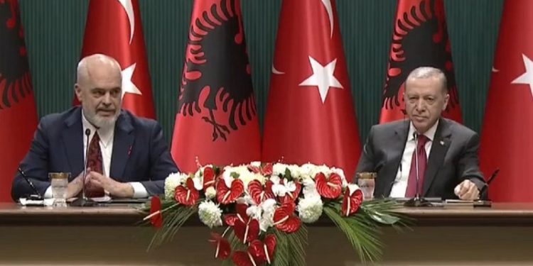 Rama falënderon Erdogan: 3 momente mes jetës dhe vdekjes që populli shqiptar nuk i harron dot ndaj Turqisë