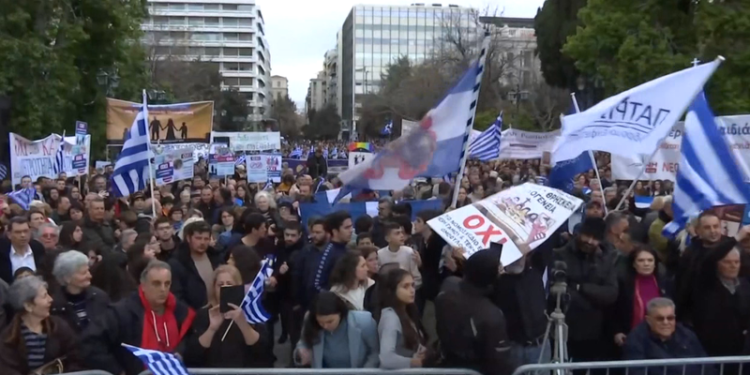 Athina në protestë kundër ligjit që lejon martesat mes personave me të njëjtën gjini
