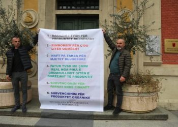 Fermerët vendosin banderolën para Ministrisë së Bujqësisë, paralajmërohet përshkallëzim i protestave