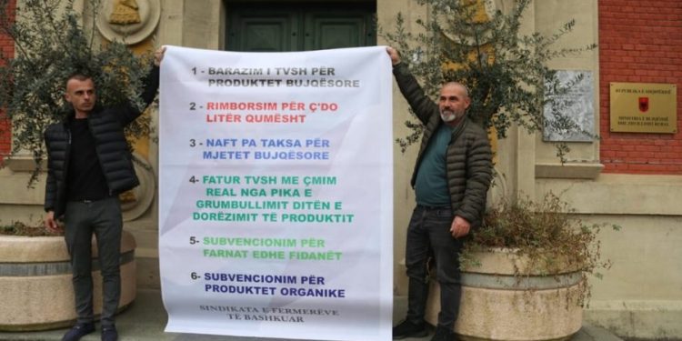 Fermerët vendosin banderolën para Ministrisë së Bujqësisë, paralajmërohet përshkallëzim i protestave