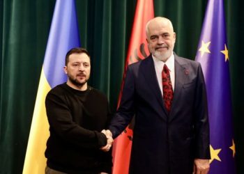 Rama pret në Kryeministri Zelensky-n, ja dhurata e veçantë që i dha presidentit të Ukrainës