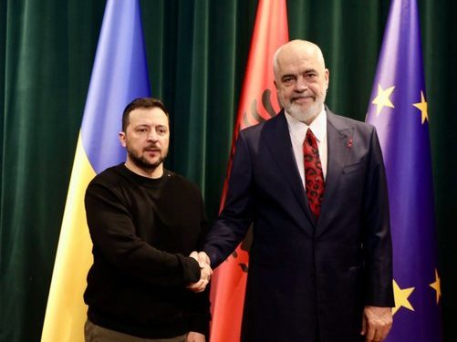 Rama pret në Kryeministri Zelensky-n, ja dhurata e veçantë që i dha presidentit të Ukrainës