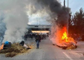 Flakë dhe tym, fermerët në Greqi nuk i ndalin protestat