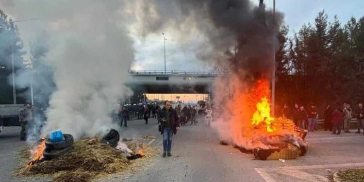 Flakë dhe tym, fermerët në Greqi nuk i ndalin protestat