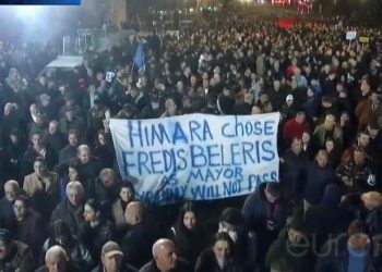 Protesta greke e Sali Berishës!