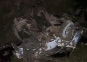 “E shtuna e zezë” në Fier, makina përfundon në kanal, shoferi niset me urgjencë në spital