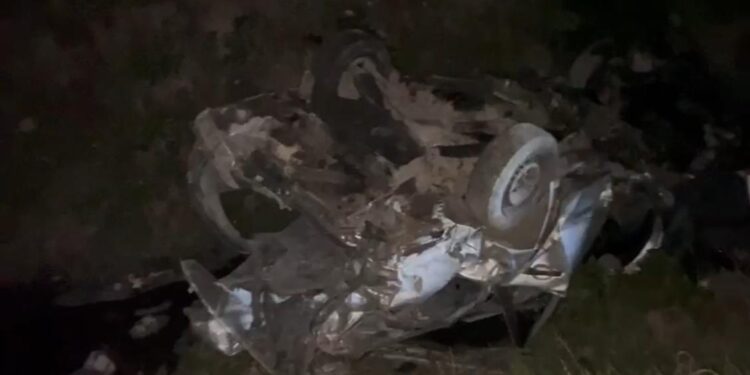 “E shtuna e zezë” në Fier, makina përfundon në kanal, shoferi niset me urgjencë në spital