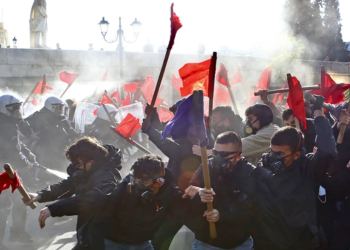 Greqia kundër universiteteve private, studentët përleshen me policinë (FOTO)