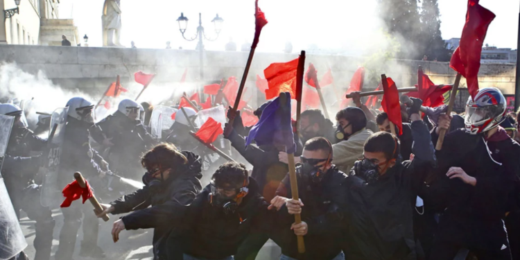 Greqia kundër universiteteve private, studentët përleshen me policinë (FOTO)