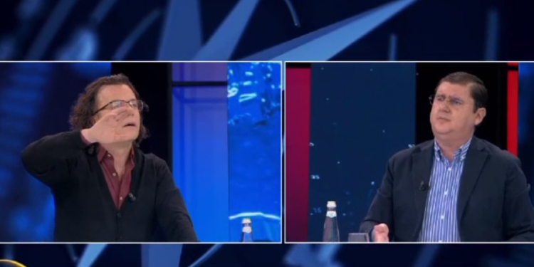 “Motra jeni ju që shisni sumën në OMONIA”, Laert Vasili i hedh ujë në studio njeriut të Fredi Belerit (VIDEO)
