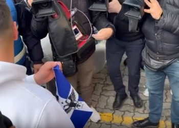 Sot gjyqi Belerit, tentohet të digjet flamuri i të ashtuquajturit Vorio Epir, policia ndalon aktivistin (VIDEO)