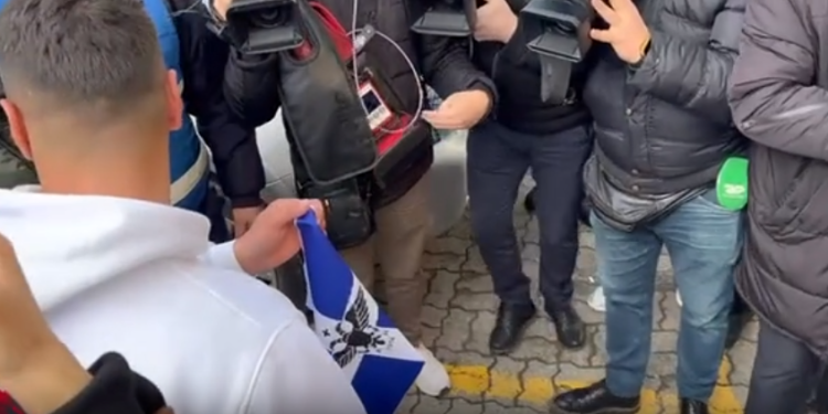 Sot gjyqi Belerit, tentohet të digjet flamuri i të ashtuquajturit Vorio Epir, policia ndalon aktivistin (VIDEO)