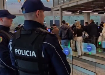 Lejoi të miturin të dilte nga Shqipëria pa lejen e babait, e pëson polici në Rinas