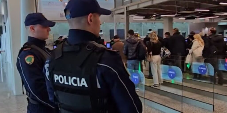 Lejoi të miturin të dilte nga Shqipëria pa lejen e babait, e pëson polici në Rinas