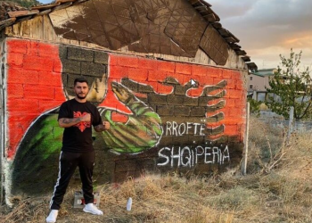 Muralet e tij kanë zbukuruar edhe Gjirokastrën, kush është artisti që tentoi të digjte flamurin e të ashtuquajturit Vorio Epir (VIDEO)