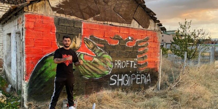 Muralet e tij kanë zbukuruar edhe Gjirokastrën, kush është artisti që tentoi të digjte flamurin e të ashtuquajturit Vorio Epir (VIDEO)