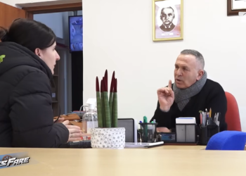 Biznes me uniformat e nxënësve në Gjirokastër, drejtori i shkollës përcakton dyqanin ku duhet të shkojnë prindërit, kapet me shkelje (VIDEO)