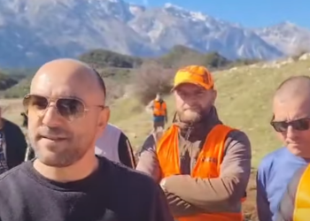 Djemtë e Vranishtit mbledhin lekë për të bërë rrugën e fshatit: Mos e braktisni vendlindjen (VIDEO)