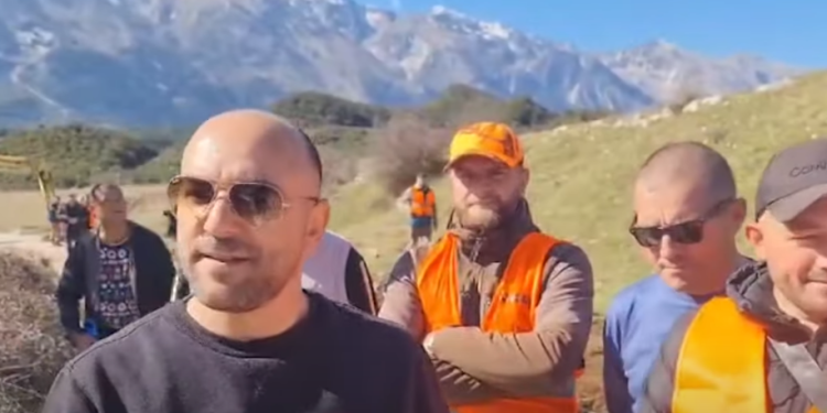 Djemtë e Vranishtit mbledhin lekë për të bërë rrugën e fshatit: Mos e braktisni vendlindjen (VIDEO)