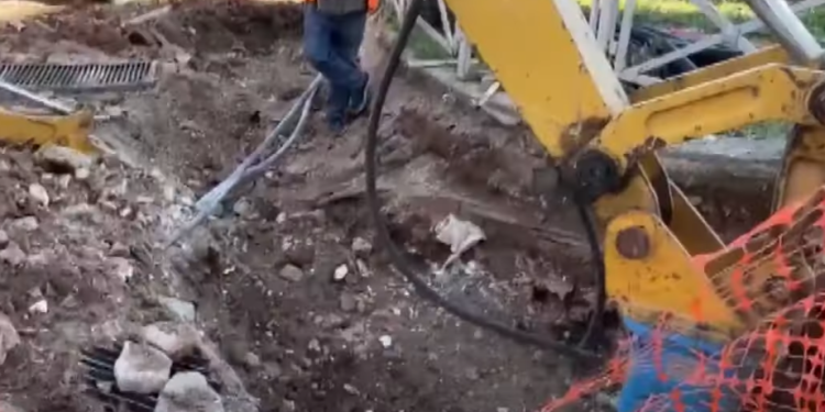 Në rrezik sinagoga e Sarandës/ Fadromat dhe çekiçët po gërmojnë pranë rrënojave antike (VIDEO)