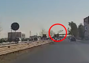 Shoferi hedh shishen nga xhami makinës, Kumbaro: Ta gëzosh 400 mijë lekë gjobë dhe me mend në kokë herë tjetër. Faleminderit! (VIDEO)