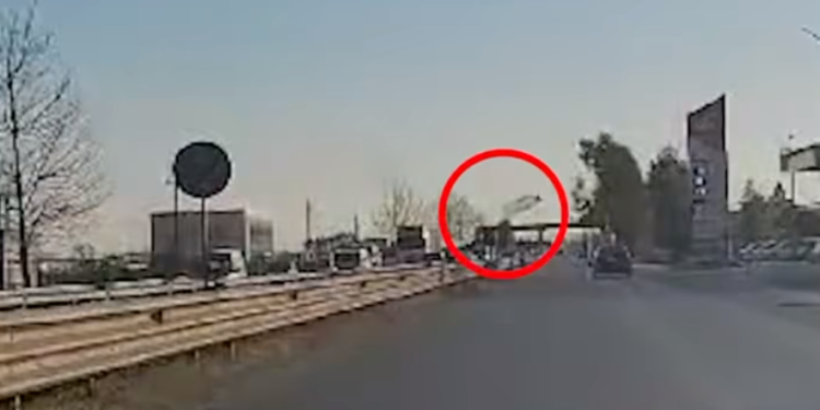 Shoferi hedh shishen nga xhami makinës, Kumbaro: Ta gëzosh 400 mijë lekë gjobë dhe me mend në kokë herë tjetër. Faleminderit! (VIDEO)