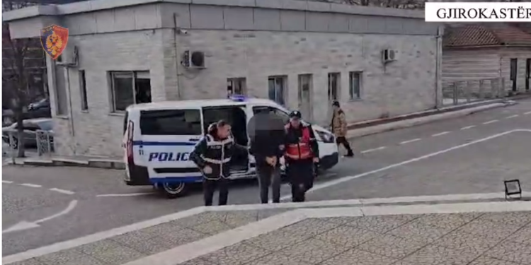 Vëllezërit nga Tepelena në trafikun e klandestinëve, një i arrestuar tjetri në kërkim (VIDEO)