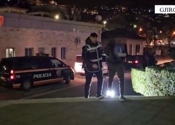 Furgoni plot me klandestinë, dy të arrestuar në rrugën Gjirokastër-Tepelenë (VIDEO)