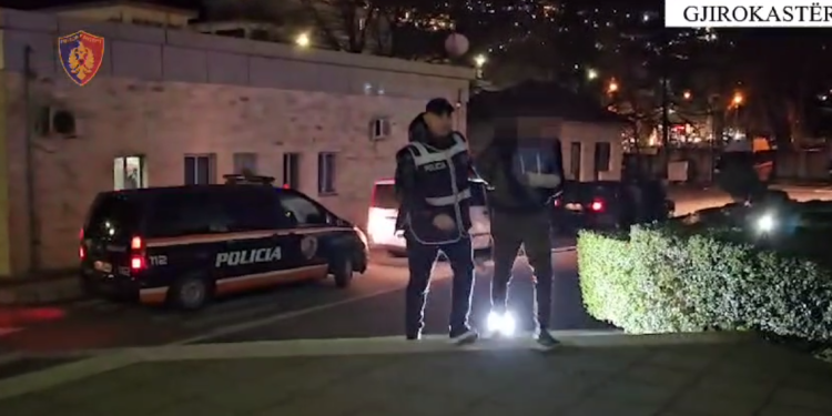 Furgoni plot me klandestinë, dy të arrestuar në rrugën Gjirokastër-Tepelenë (VIDEO)