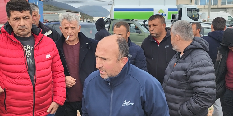 Blegtorët e jugut dalin sërish në protestë, mblidhen në Sarandë: Presim përgjigje për kërkesat tona (VIDEO)