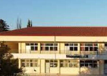 Nxënësi ngre flamurin shqiptar në shkollën greke, bëhet problem dhe e çojnë në drejtori