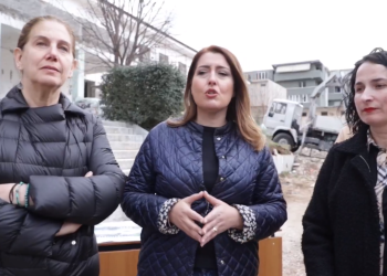 “Vijmë me një premtim të mbajtur”, Kumbaro e Manastirliu në Tepelenë, rikonstruktohet shkolla “Avni Rustemi” (VIDEO)