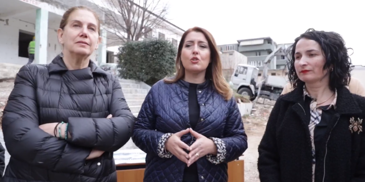 “Vijmë me një premtim të mbajtur”, Kumbaro e Manastirliu në Tepelenë, rikonstruktohet shkolla “Avni Rustemi” (VIDEO)